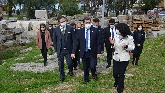 Vali Tavlı Telmessos Antik Tiyatrosu'nda incelemelerde bulundu