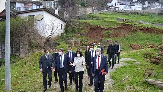 Vali Tavlı Telmessos Antik Tiyatrosu'nda incelemelerde bulundu