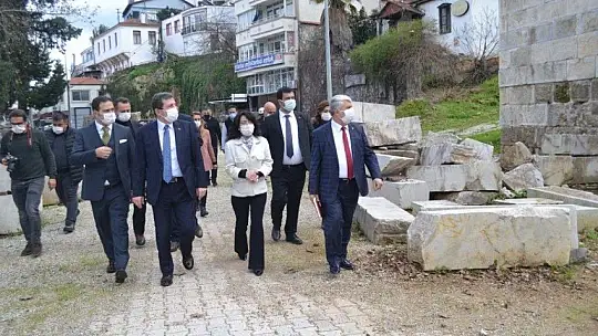 Vali Tavlı Telmessos Antik Tiyatrosu'nda incelemelerde bulundu