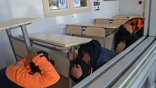 Deprem Tırı Fethiye'de 