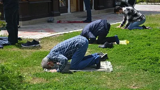 Ramazan ayının ilk cuma namazına yoğun katılım