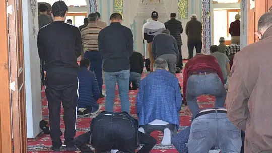 Ramazan ayının ilk cuma namazına yoğun katılım