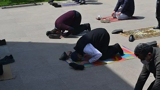 Ramazan ayının ilk cuma namazına yoğun katılım