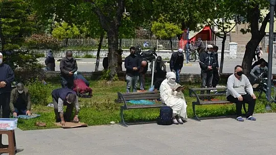 Ramazan ayının ilk cuma namazına yoğun katılım