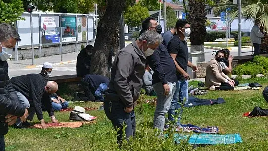 Ramazan ayının ilk cuma namazına yoğun katılım