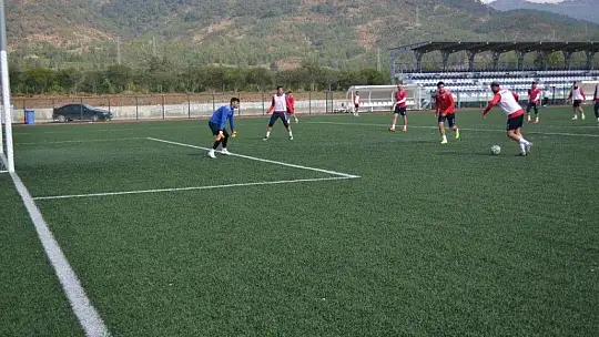 Fethiyespor suni çimde hazırlanıyor