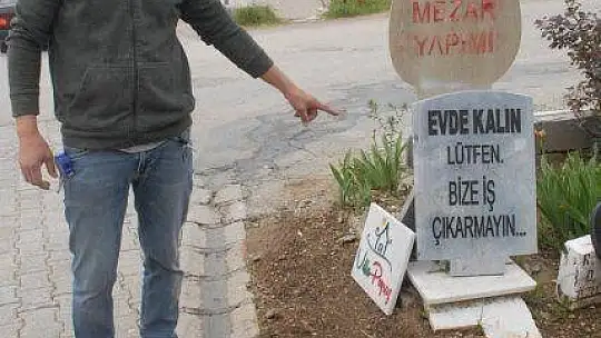 Mezar Yapım Ustasından Esprili Uyarı