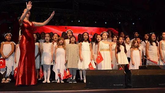 Fethiye'deki Cumhuriyet Konserinde Onur Akın Rüzgarı