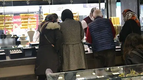 Altın fiyatlarının düşmesi sevgililere yaradı