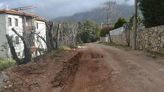 Yollardaki çukurların kapatılmasını talep ettiler