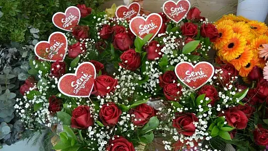 Çiçekçilerde Sevgililer Günü hareketliği