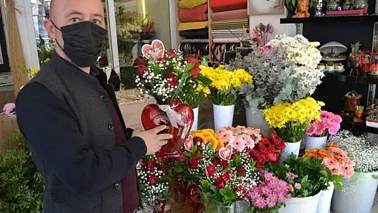 Çiçekçilerde Sevgililer Günü hareketliği