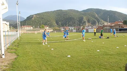 Fethiye'deki Futbolcular Sahaya İndi