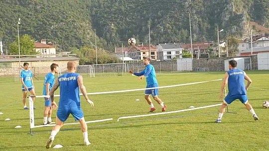 Fethiye'deki Futbolcular Sahaya İndi