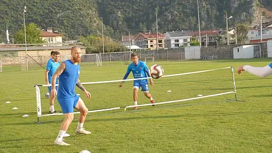 Fethiye'deki Futbolcular Sahaya İndi