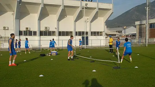 Fethiye'deki Futbolcular Sahaya İndi