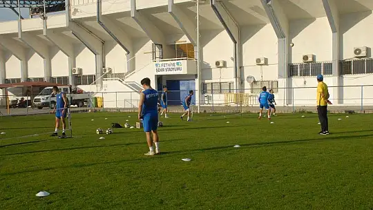 Fethiye'deki Futbolcular Sahaya İndi