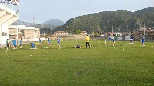 Fethiye'deki Futbolcular Sahaya İndi