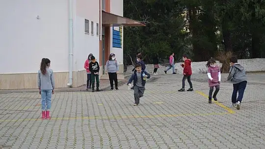 Okullarına koşarak gittiler