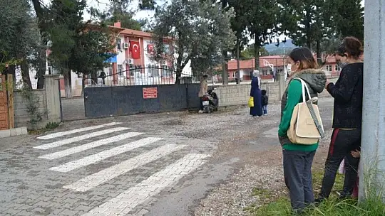 Okullarına koşarak gittiler