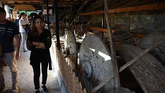 Ressamlar Müzelerde İncelemelerde Bulundu