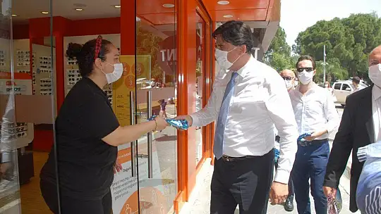 Başkanlardan Fethiye esnaflarına Türk Bayrağı