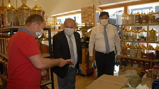 Başkanlardan Fethiye esnaflarına Türk Bayrağı