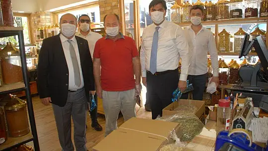 Başkanlardan Fethiye esnaflarına Türk Bayrağı