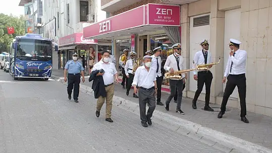 Başkanlardan Fethiye esnaflarına Türk Bayrağı