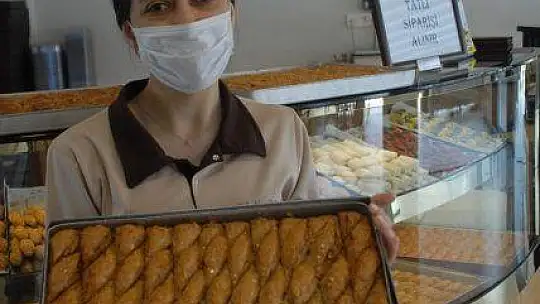 Evlere Tatlı Servisi Yapılıyor