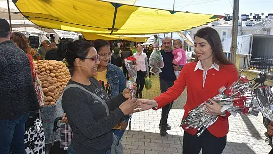 8 Mart Dünya Kadınlar Günü'nde karanfil dağıttılar