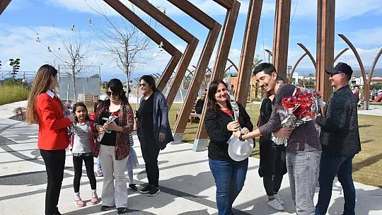8 Mart Dünya Kadınlar Günü'nde karanfil dağıttılar