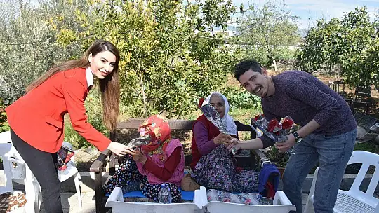 8 Mart Dünya Kadınlar Günü'nde karanfil dağıttılar