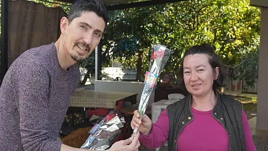 8 Mart Dünya Kadınlar Günü'nde karanfil dağıttılar