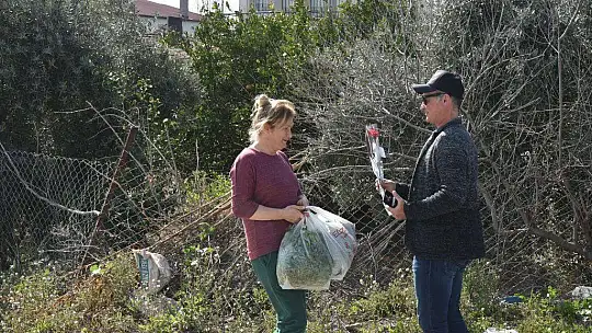 8 Mart Dünya Kadınlar Günü'nde karanfil dağıttılar