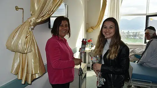 8 Mart Dünya Kadınlar Günü'nde karanfil dağıttılar