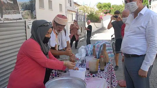 Geleneksel kar şerbeti etkinliğine Kaymakam ve Belediye Başkanı da katıldı 