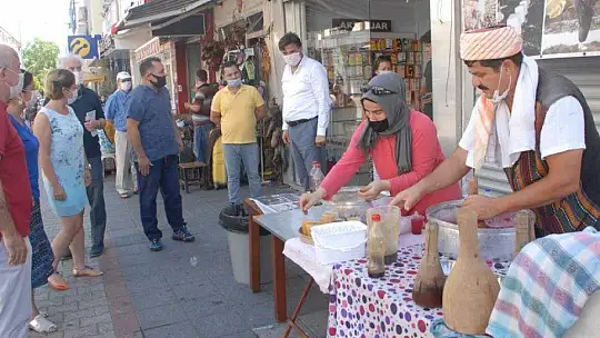 Geleneksel kar şerbeti etkinliğine Kaymakam ve Belediye Başkanı da katıldı 
