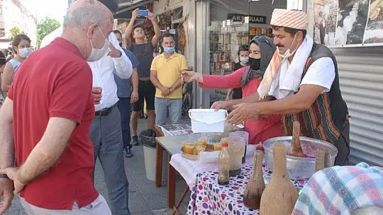 Geleneksel kar şerbeti etkinliğine Kaymakam ve Belediye Başkanı da katıldı 