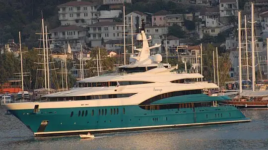 HİNTLİ MİLYARDERİN YÜZEN SARAYI FETHİYE'YE DEMİR ATTI