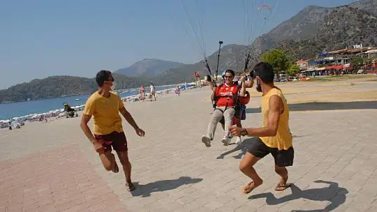 LİVERPOOL BELEDİYE BAŞKANI YAMAÇ PARAŞÜTÜ İLE UÇTU