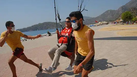 LİVERPOOL BELEDİYE BAŞKANI YAMAÇ PARAŞÜTÜ İLE UÇTU