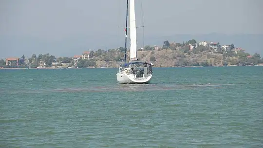 YELKENLİ TEKNE KENDİ İMKANLARIYLA KURTULDU