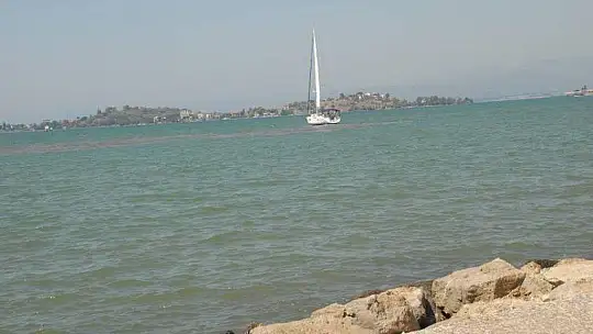 YELKENLİ TEKNE KENDİ İMKANLARIYLA KURTULDU