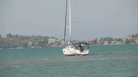 YELKENLİ TEKNE KENDİ İMKANLARIYLA KURTULDU