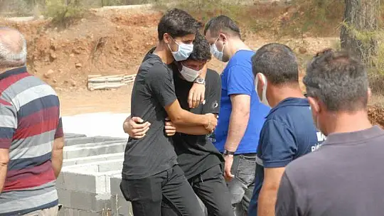 OTOMOBİLİN ÇARPTIĞI GENÇ KIZ DUALARLA TOPRAĞA VERİLDİ