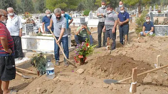 OTOMOBİLİN ÇARPTIĞI GENÇ KIZ DUALARLA TOPRAĞA VERİLDİ