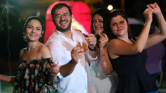 Begüm ile Mert çiftinin kına merasimi düzenlendi