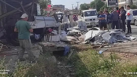 Araç Mermer Dükkanına Daldı