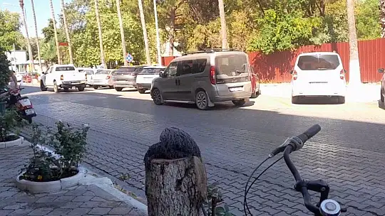 TRAFİĞİNİN BİTMEYEN ÇİLESİ ÇİFT SIRA PARK